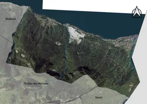 Photo aérienne en couleurs de la commune.