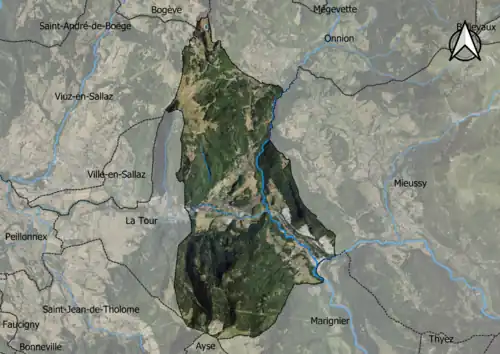 Photo aérienne en couleurs de la commune.