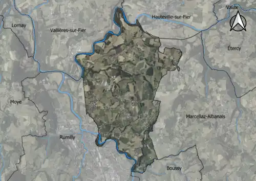 Photo aérienne en couleurs de la commune.