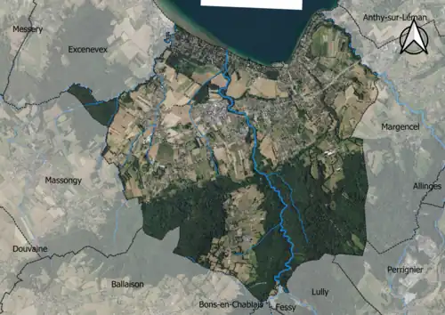 Photo aérienne en couleurs de la commune.