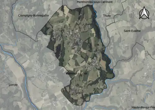 Photo aérienne en couleurs de la commune.