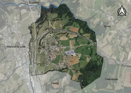 Photo aérienne en couleurs de la commune.