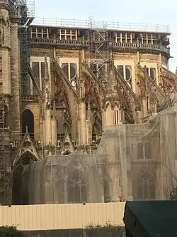 Les verrières démontées, les arcs-boutants étayés.