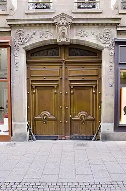 Portail baroquisant au no&nbsp;7.