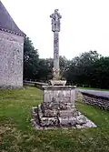 Le calvaire situé dans l'enclos paroissial de l'église Saint-Caradec.