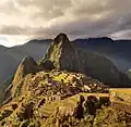 Les Incas voyaient dans la silhouette des montagnes derrière le Machu Picchu le profil de la momie de l'empereur, le Grand Sapa Inca couché, son coude dressé sur sa poitrine.