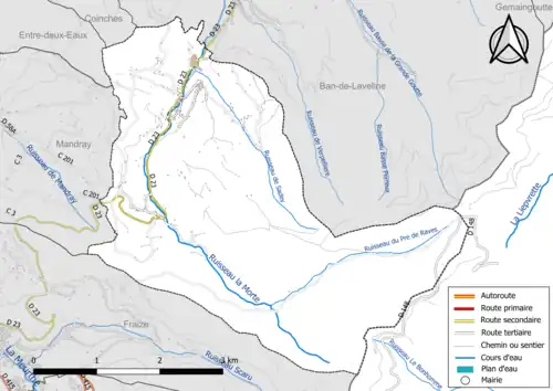 Carte en couleur présentant le réseau hydrographique de la commune