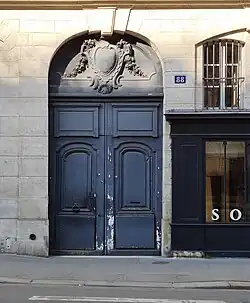 no&nbsp;88 : porte cochère.