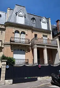 No&nbsp;8, rue Desbordes-Valmore.