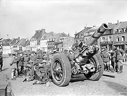Présentation au général Georges d'un obusier de 8 pouces&nbsp;(en) (203,2&nbsp;mm), le 23 avril 1940 à Béthune.