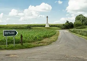 Ce cimetière est situé à proximité du 8th Argyll and Sutherland Highlanders Memorial.