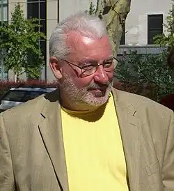 photo en couleur d'un homme âgé