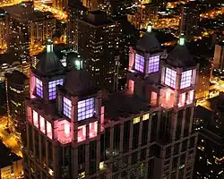 La nuit, les quatre « lanternes » s'illuminent.