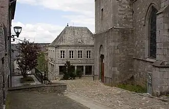 La halle et l'entrée de l'église.