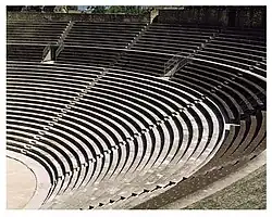 Les gradins du théâtre.