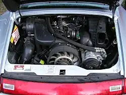 Capot moteur ouvert, le ventilateur est visible au centre.