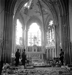 Infanterie canadienne dans une église bombardée à Carpiquet, près de Caen, 12 juillet 1944