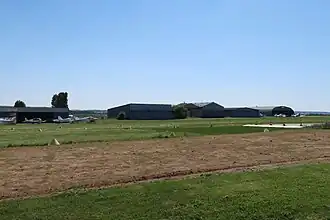 L'une des voies de circulation.