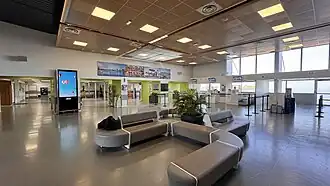 Aérogare, zone départs (banques 5 à 7).