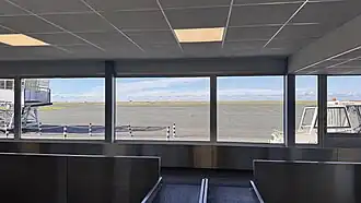 Banques d'enregistrement avec vue sur le parking à avions