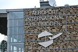 Vue du logo de l'aéroport apposé sur la façade de l'aérogare en 2015.