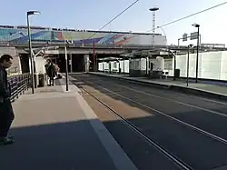 Station de la ligne 7 du tramway. Une rame VAL 206 est visible au-dessus de la station.