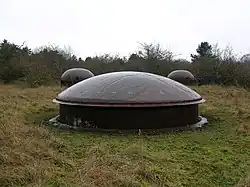 Bloc 8 : tourelle de 75 mm modèle 1933 en batterie, protégée par deux cloches GFM.