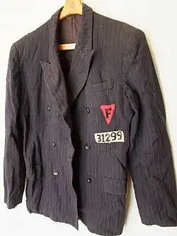 Veston de déporté du docteur Joseph Brau (face).