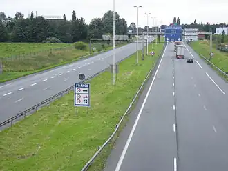 Autoroute française A22/E17 à Neuville-en-Ferrain, après la frontière belge.
