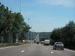 L'autoroute descendant la vallée de la Meuse à proximité de Liège.