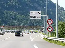 70&nbsp;km/h à l'approche de la barrière de péage de Cluses, A40, Haute-Savoie.