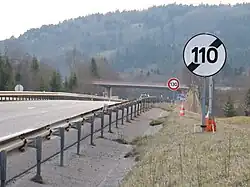 Fin de limitation à 110 km/h, après le col d'Évires, autoroute A410, Haute-Savoie.