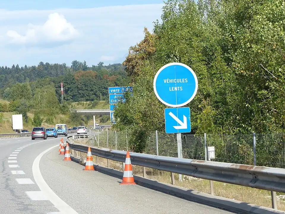 « Véhicules lents&nbsp;» dans une montée de l'autoroute A41 en Haute-Savoie.