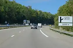 Panneau D51c, modèle en vigueur, indiquant la sortie 19 à 2000 mètres