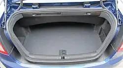 Coffre avec le toit ouvert et le couvercle du coffre ouvert