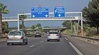 L’échangeur entre les autoroutes A57 et A570, candélabres, palmiers, Aire urbaine de Toulon