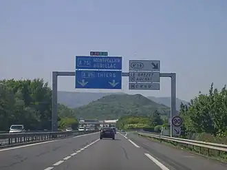 Vue du puy de Crouel depuis l'autoroute A75 avec à l'horizon le plateau de Gergovie.