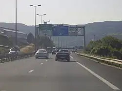A72, avec candélabre d'éclairage, Sortie 16, avant la bifurcation A72/A47/N88 (Aire urbaine de Saint-Étienne)