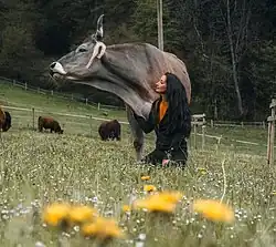 Virginia Markus et Fortuna, une vache résidente du sanctuaire Co&xister.