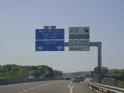 Panneaux sur la sortie 2 de l'autoroute A75 ; la sortie indique Aubière.