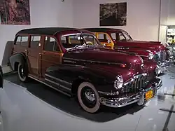 Break Special 1942, à côté d'un exemplaire de 1941.