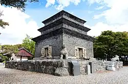 Pagode de Bunhwangsa, Gyeongju. Début VIIe&nbsp;siècle. Elle devait compter 9 étages, selon les textes.