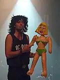 Le chanteur et une poupée gonflable