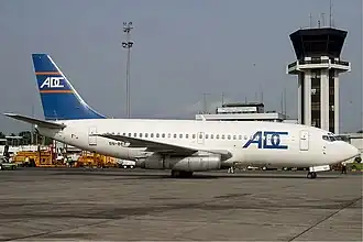 Un Boeing 737-200 d'ADC Airlines, similaire à celui impliqué dans l'accident