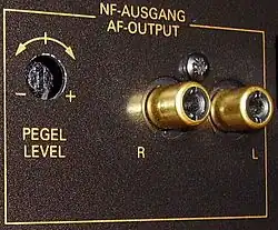 Sortie analogique à niveau variable sur prise RCA d'un tuner.