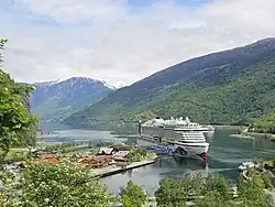 Le AIDAprima, un bâtiment de la société Aida Cruises, à quai à Flåm. Juin 2022.
