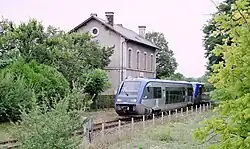 Un autorail Libourne-Sarlat est vu à l'arrêt en gare d'Alles en juillet 2005. Cette gare a été fermée aux voyageurs en décembre 2006.