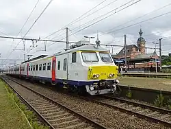Une AM75 rénovée en gare de Schaerbeek. La ligne jaune sous le toit, au-dessus des portes, indique que la voiture de tête est de première classe. Nous sommes donc du côté ADx.