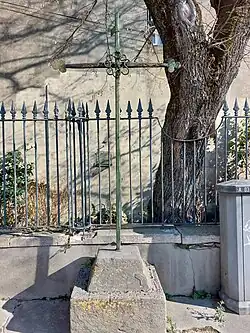 Croix datée de 1803, située sur le square Jacques Simon.