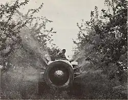 Pulvérisateur à turbine (à jets soufflés), méthode fréquemment employée dans les vignes et vergers hauts ; Canada, 2015.